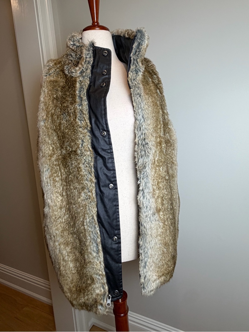 Size L/XL Tuckernuck Faux Fur Reversible Vest in Olive-Taupe and Black